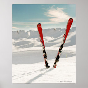 Poster Paires rouges de ski se tenant dans la neige