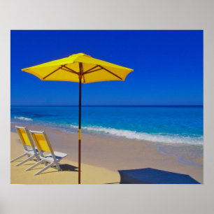 Poster Parasol de plage jaune et chaises sur immaculé