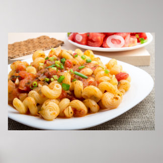 Poster Pâtes cuites cavatappi avec sauce aux légumes