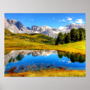 Poster Paysage vert avec étang et montagnes neigeuses