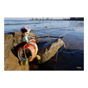 Poster Pêcheur Fubby sur une canette en bord d'eau.