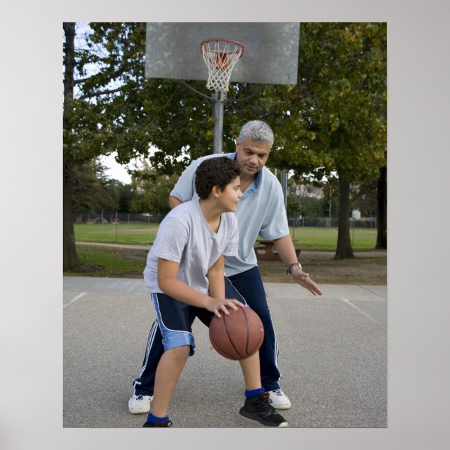 Poster Père et fils hispaniques jouant au basket-ball (Devant)