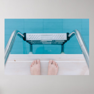 Poster Personne debout sur l'échelle de la piscine