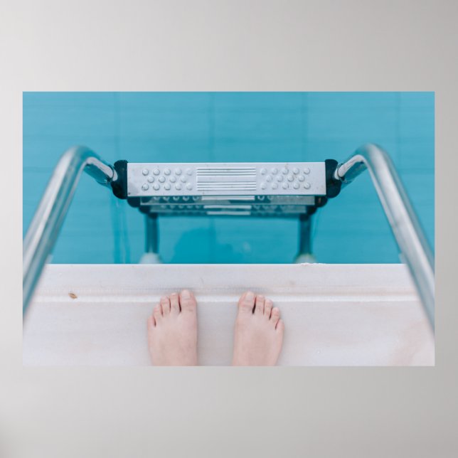 Poster Personne debout sur l'échelle de la piscine (Devant)