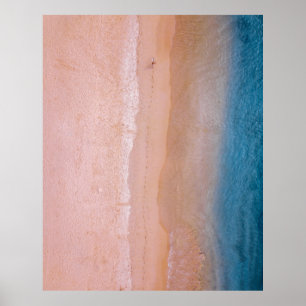 Poster Personne marchant sur le sable près du bord de mer