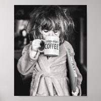 Petite fille boit du café