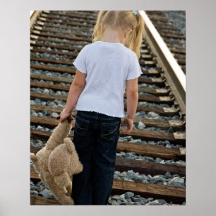 Poster Petite fille sur les voies ferrées