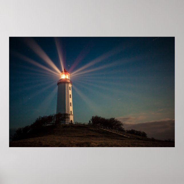 Poster Phare sur une colline brillant la nuit (Devant)