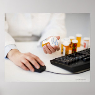 Poster Pharmaciste avec bouteilles de pilules à l'ordinat