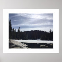 Photo couleur bleu du lac gelé