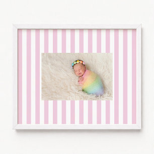 Poster Photo de bébé fille aux rayures de bonbon rose pâl