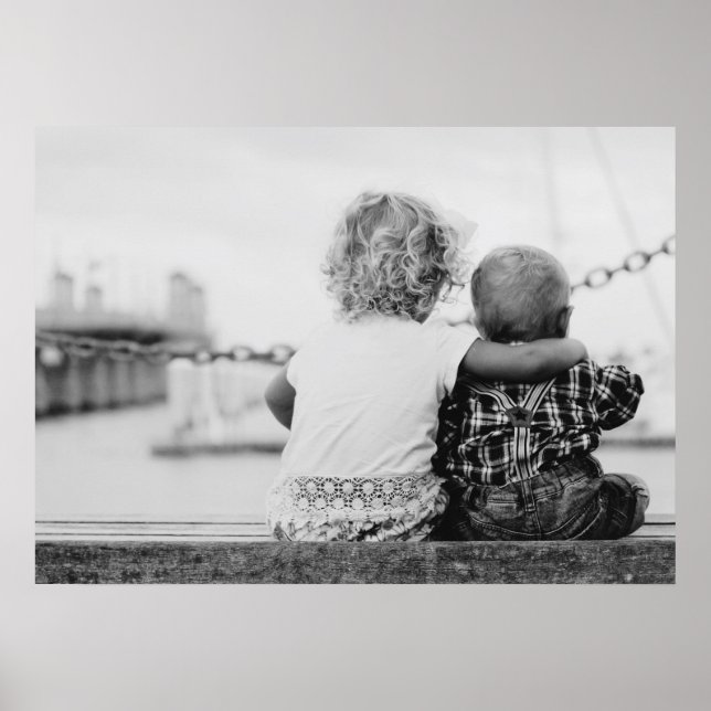 Poster Photo en noir et blanc d'un garçon et d'une fille. (Devant)