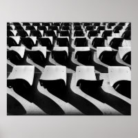 Photographie en niveaux de gris de chaises sans pe