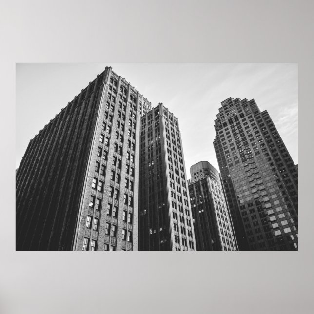 POSTER PHOTOGRAPHIE GRAYSCALE À FAIBLE ANGLE DE LA BÂTIME (Devant)