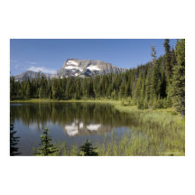 Pic de montagne reflété dans un lac