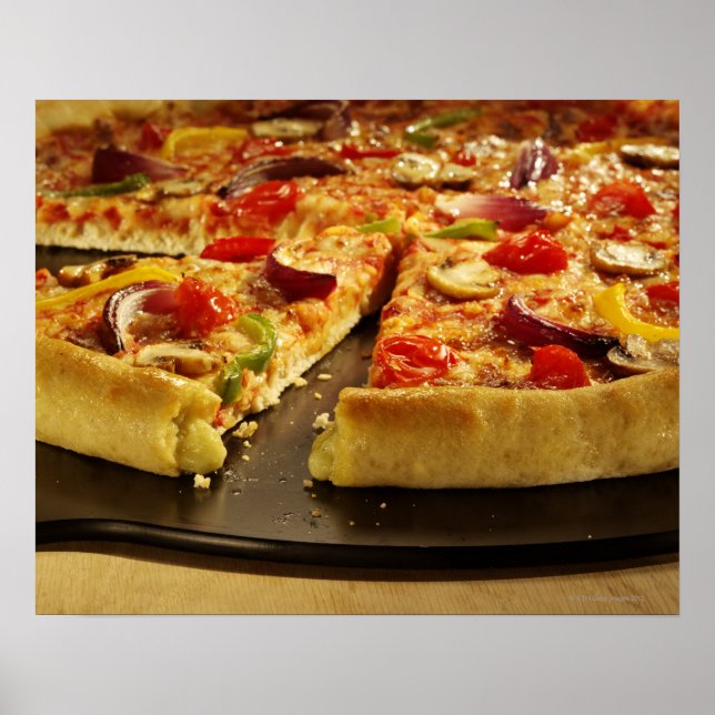 Poster Pizza végétale coupée sur poêle noir sur bois (Devant)