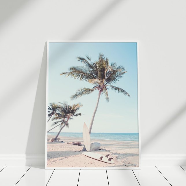 Poster Plage tropicale avec planches (Tropical Beach with Surfboards Poster in white frame on white wooden floor.)