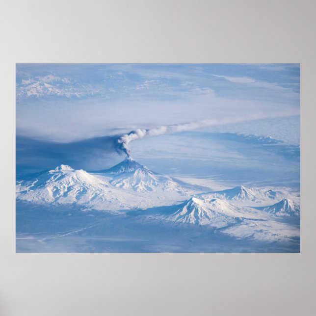 Poster Plume Émanant Du Volcan Kliuchevskoi. (Devant)