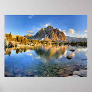 Poster Point culminant au-dessus du lac de l'Ours d'Or in