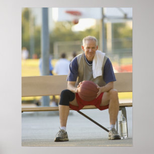 Poster Portrait de l'homme mature avec basketball assis