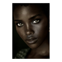 Portrait d'ébène royale regard intense créoles dor