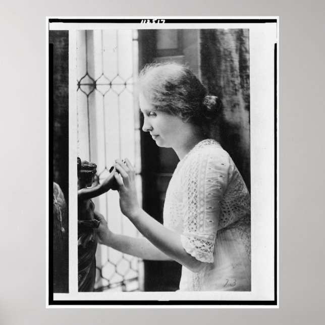 Poster Portrait d'Helen Keller Toucher une statue (Devant)