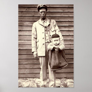 Poster Poste en uniforme avec bébé dans Mailbag