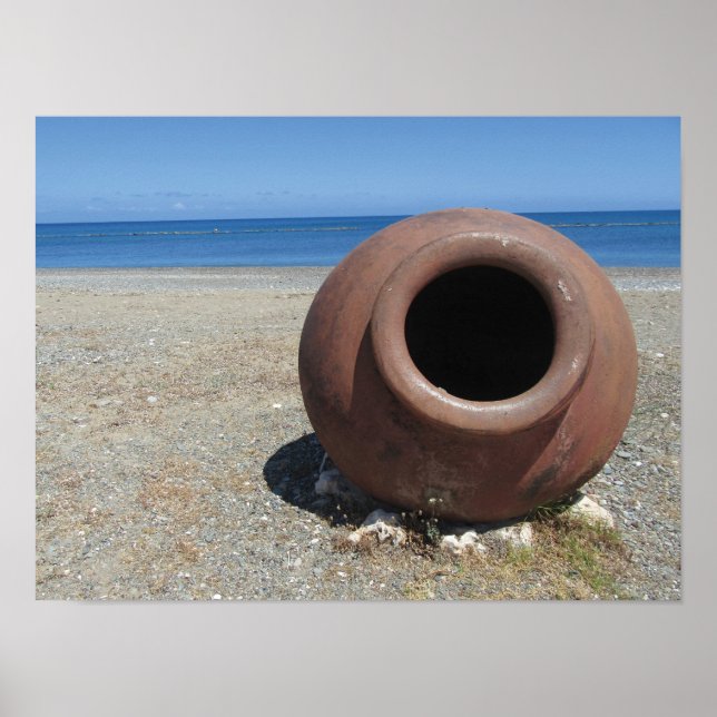 Poster Pot grec traditionnel en terre cuite sur la plage (Devant)