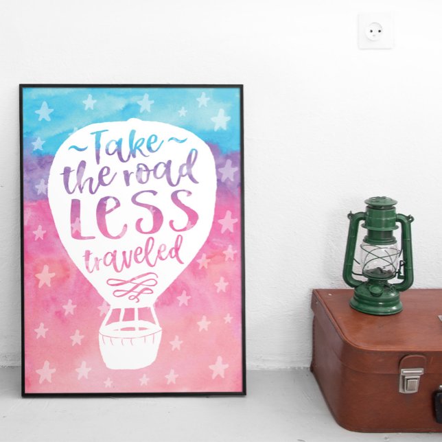 Poster Prendre La Route Moins Voyagé Citation D'Aquarelle (A watercolor typography quote art poster in shades of blue, purple and pink. )