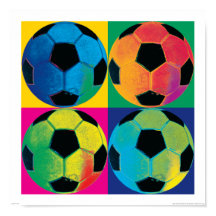 Quatre balles de football de couleurs différentes
