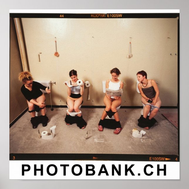 Poster Quatre femmes aux toilettes (Devant)