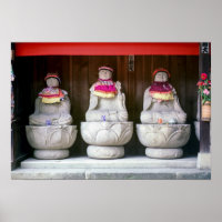 Rangée de statues de moines Jizo avec bib et casqu