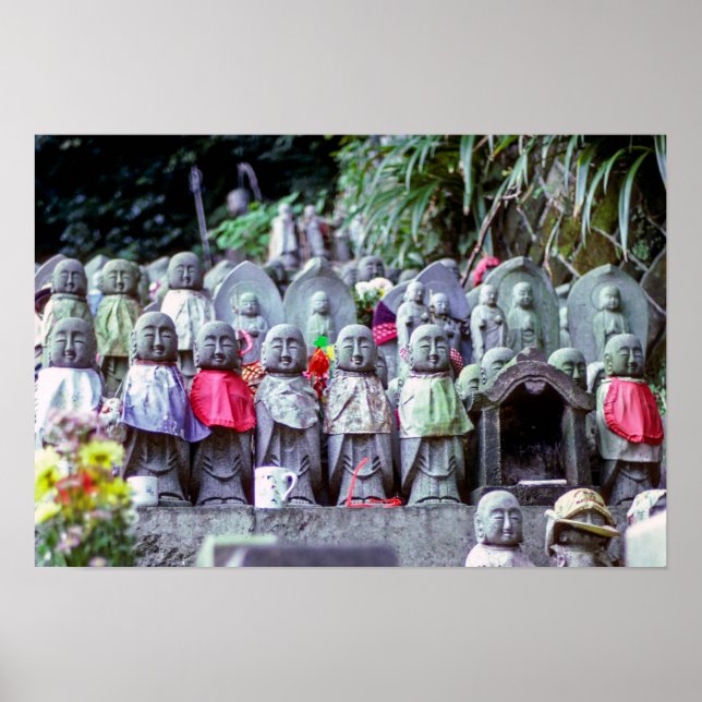 Poster Rangées de petites statues de moines Jizo avec des (Devant)