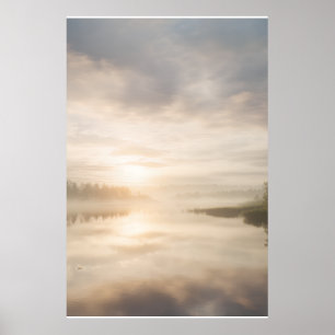 Poster Reflet doré du lever de soleil sur le lac brumeux