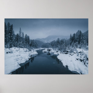 POSTER RIVIÈRE ENTOURÉE D'UN CHAMP DE NEIGE COUVERT DE PI