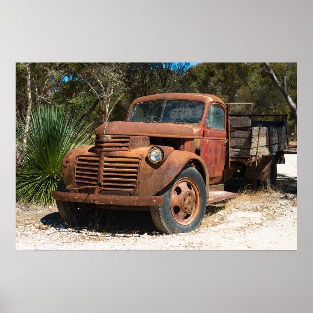Poster Rusty old truck abandoned in outback Australia. (Devant)