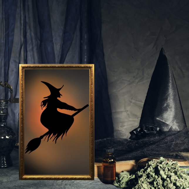 Poster Salle de sorcière Éffrayante d'Halloween (Spooky flying Witch on her broomstick wall art print.)