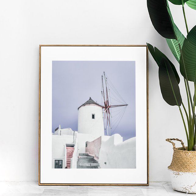 Poster Santorin rose et blanc (Pink and White Santorini Mill Photo Poster in a wooden frame next to a large house plant.)