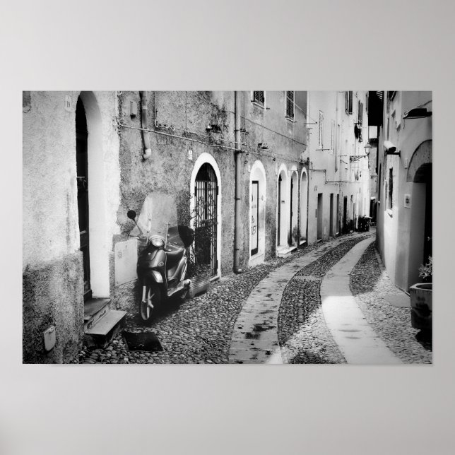 Poster Scooter dans une rue en Italie en noir et blanc (Devant)