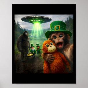 Poster selfie singe poing avec lutin bigfoot ufo st