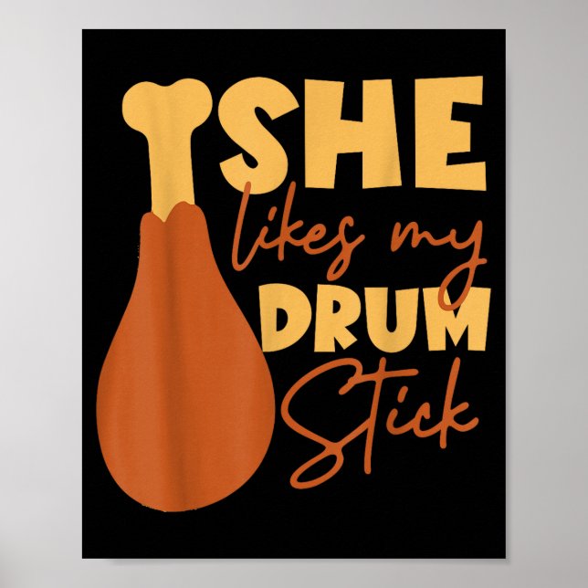 Poster She Likes My Drum Stick Funny Couple Matching Than (Devant)