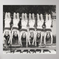 Showgirls sur les bars à singes, design ludique.