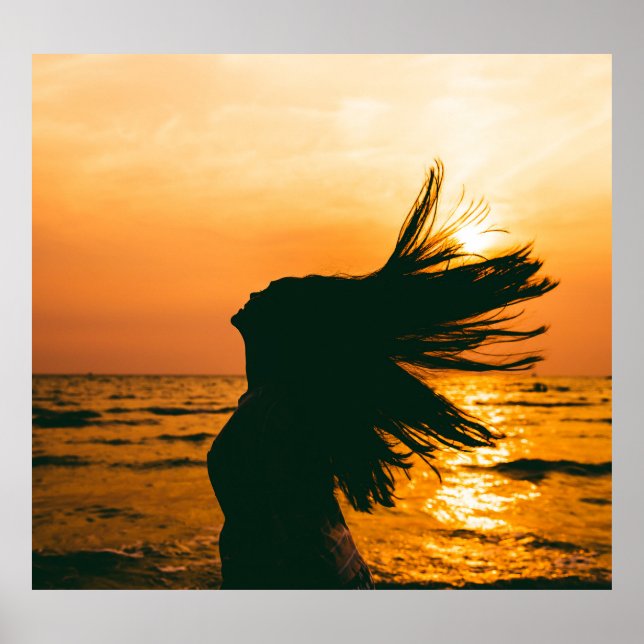 Poster Silhouette de fille, coucher du soleil sur la mer, (Devant)
