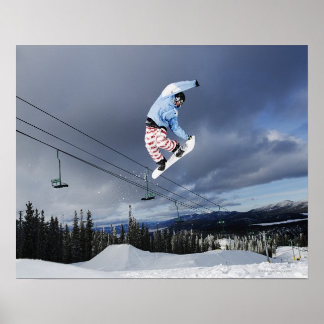 Poster Snowboarder saut en plein air en faisant un backsi (Devant)