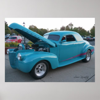 POSTER SOUS LE CHEVY HOOD 1940