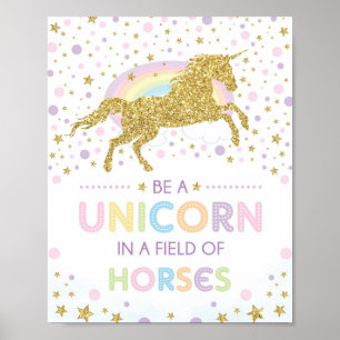 Poster Soyez une licorne dans un champ de cheval fille in