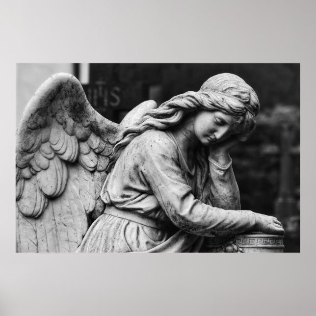 Poster Statue d'ange noir et blanc dans un cimetière Póst (Devant)