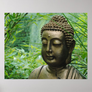 Poster Statue de Bouddha paisible dans une forêt verte ve