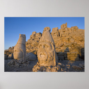 Poster Statues de tête colossales de dieux gardant le