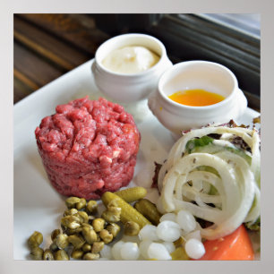Poster Steak tartare avec légumes et épices
